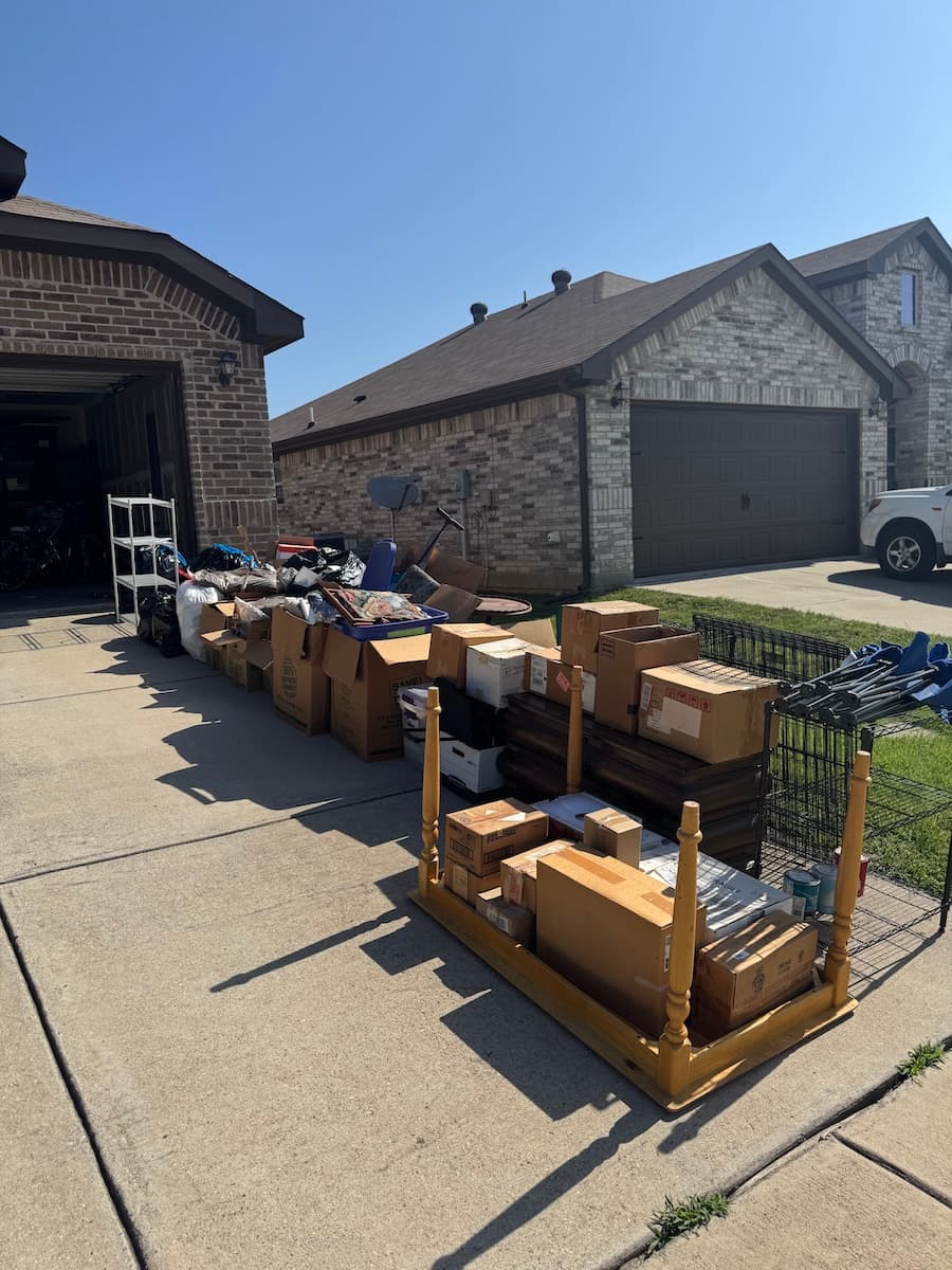 Junk removal in Benbrook, TX
